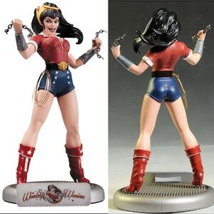 DC Comics Wonder Woman Sculpture - Red, Blue, Gold, Black